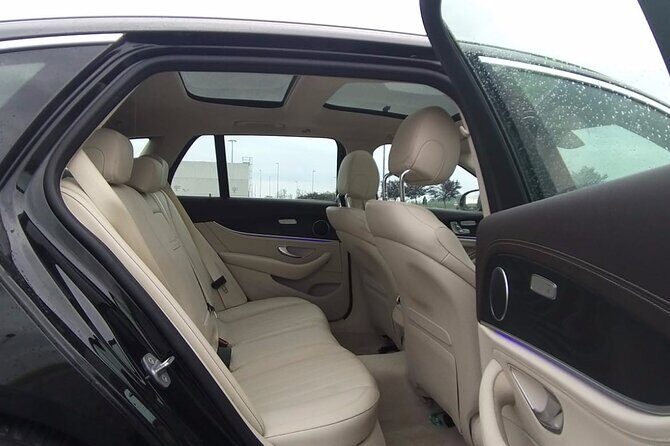 Belfast City Airport (BHD) to Belfast Accommodation - Arrival Private Transfer - Who should book this private transfer?