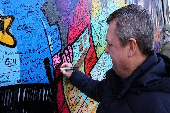 Political Taxi Tour Belfast (1-7 People) - Stop 2: Peace Wall signing (about 12 minutes)
